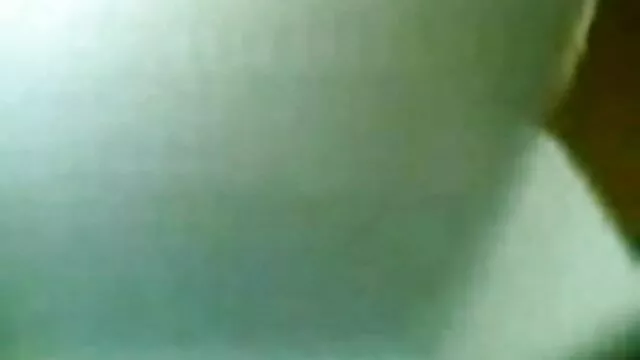 پورنو داغ بدون ثبت نام  سگ بیدمشک کوچک روی تخت می کشد فیلم سکس پسر با مامان